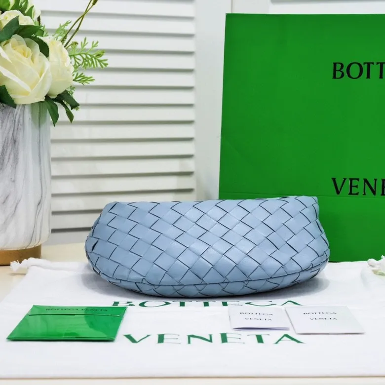 Batch 1120 small size haze blue 🔻BV Bottega Veneta's new early spring women's MINI JODIE handbag BV bag 🔥The new method is to round the corners on the original basis and knot the round hobo bag with classic woven leather. The most iconic triangular pull-out design, using sheepskin draped soft shape, is super suitable for concave shapes~ Jodie feels really gentle to people, and is definitely the best item for daily matching. It has the same weave, new elements and twists, is compact and versatile, and is the new favorite of street style Internet celebrities! Dimensions: 23x28x8 Model: 6699-1